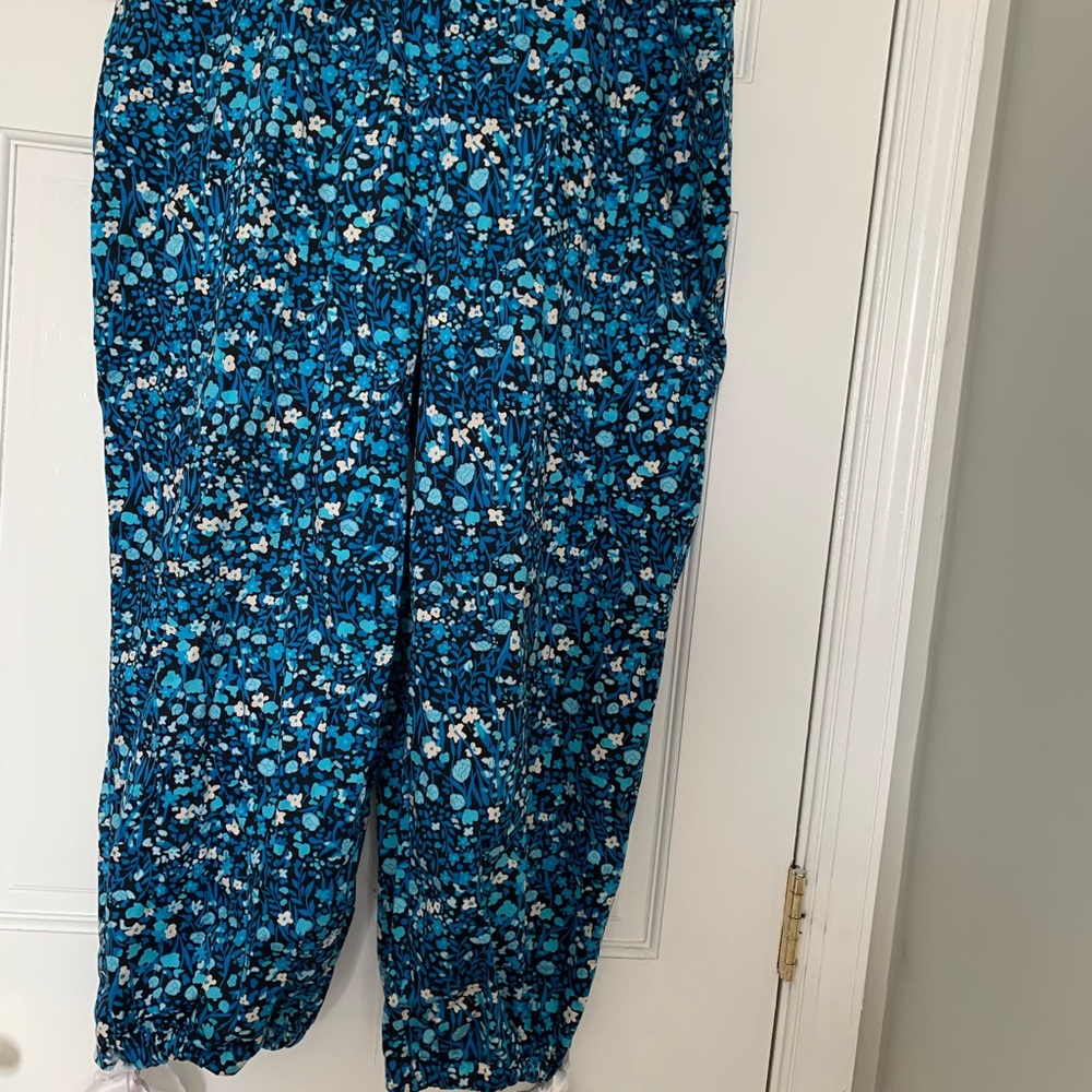 Valerie Stevens Blue Floral Pants With Bows on Legs. - Picture 2 of 6